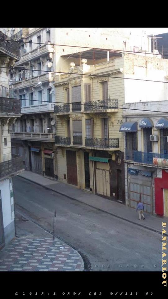 ORAN Rue de Paris vers la place du Colonel Bendaoud ( Derb -quartier juif-).jpg